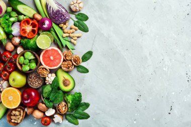 Keto diyeti. Ketojenik diyet kavramı. Gri taştan bir arka planda. Üst görünüm.