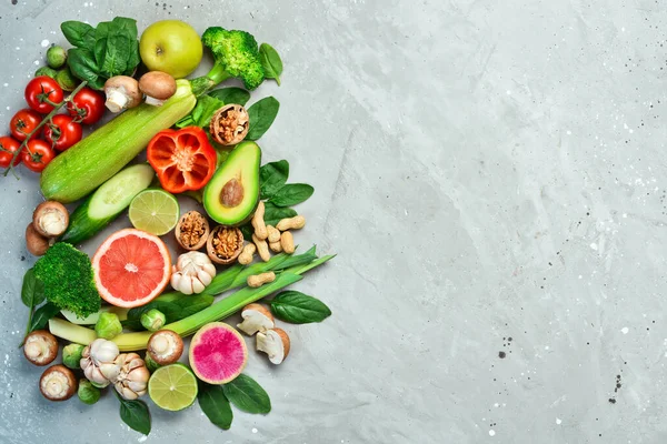 건강에 식품은 탄수화물 브로콜리 아보카도 견과류 토마토와 감귤류의 과일입니다 겐식이라는 — 스톡 사진