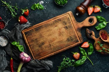 Yemek arkaplanı. Baharatlar, otlar ve mutfak aletleri. Üst Manzara. Metnin için boş yer. Kırsal biçim.