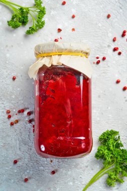 Cam kavanozdaki borç çorbası için ev yapımı pancar kökü makarnası. Ukrayna mutfağı. Yiyecek malzemeleri. Üst görünüm.