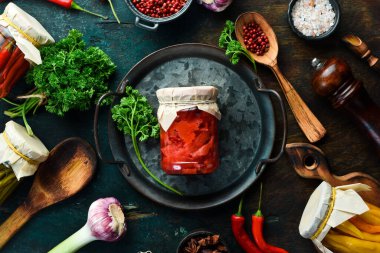 Cam kavanozda ev yapımı zencefil. Suşi atıştırmalıkları. Yiyecek malzemeleri. Üst görünüm.