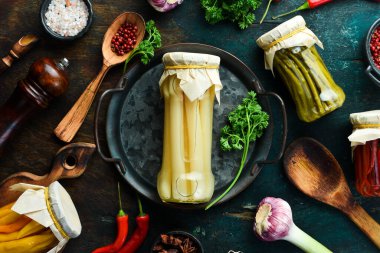 Cam kavanozda ev yapımı beyaz kuşkonmaz. Vejetaryen sağlıklı yiyecekler. Yiyecek malzemeleri. Üst görünüm.