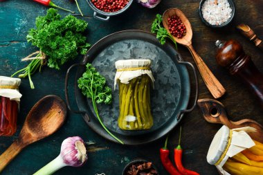 Cam kavanozda marine edilmiş yeşil kuşkonmaz. Vejetaryen sağlıklı yiyecekler. Yiyecek stokları. Üst görünüm.