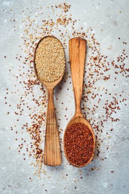 Ahşap mutfak masasında kaşıklarda karıştırılmış kinoa. Sağlıklı ve diyet süper gıda ürünü.