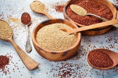 Kinoa, kırmızı, beyaz ve kahverengi kinoa seti. Siyah bir arka planda. Üst Manzara. Boş kopyalama alanı.