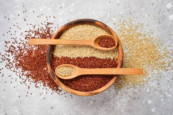 Smíšené Quinoa Lžičkách Dřevěném Kuchyňském Stole Horní Pohled Zdravý Dietní — Stock fotografie