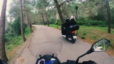 Motosikletli turist modern motosikletle hızlı gidiyor.