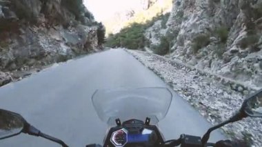Orman yolunda modern macera motosikleti sürmek. Eğlenceli sürüş