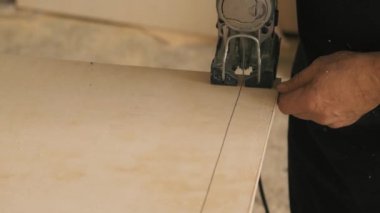 Yavaş Çekim Testeresi İnşaat Alanında Odun Kesiyor