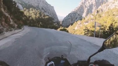 Orman yolunda modern macera motosikleti sürmek. Eğlenceli sürüş