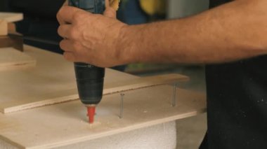 Sondaj makinesinde çalışan bir adam.