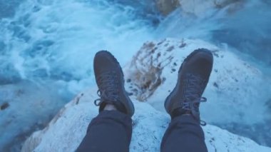 Nehir akıyor. Kristal berrak su ile küçük şelale. 