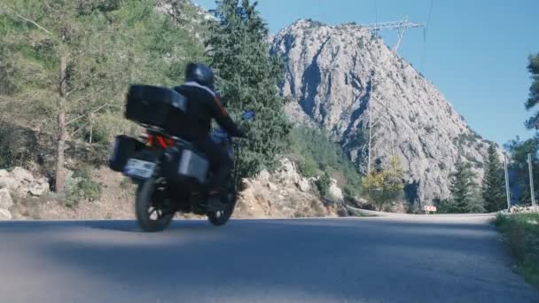 Motorkerékpár turista férfi lovaglás gyors a modern kaland motorkerékpár — Stock videók
