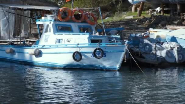 Witte afgemeerde boot op een rivier met reflectie — Stockvideo