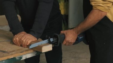 İnşaat alanında Tahta Kesen Testereyi Kapat