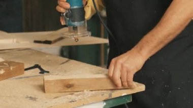 İnşaat alanında Tahta Kesen Testereyi Kapat