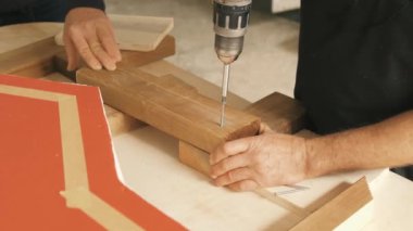 Sondaj makinesinde çalışan bir adam.