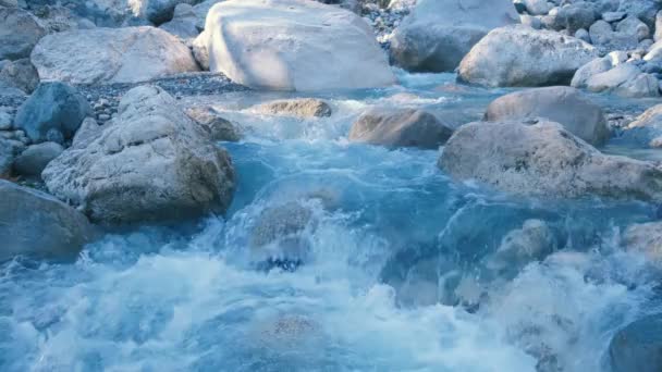 Stroom stroomt langs de rivier. Kleine waterval met kristalhelder water. — Stockvideo