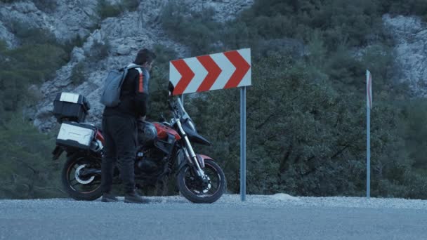 Μοτοσικλέτα τουρίστας άνθρωπος ιππασία γρήγορα στη σύγχρονη μοτοσικλέτα περιπέτεια — Αρχείο Βίντεο