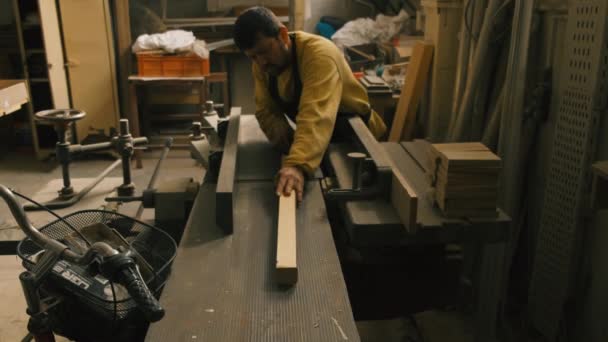Slow Motion Close Up of Table Saw Cutting Wood on Construction Site — Vídeo de Stock