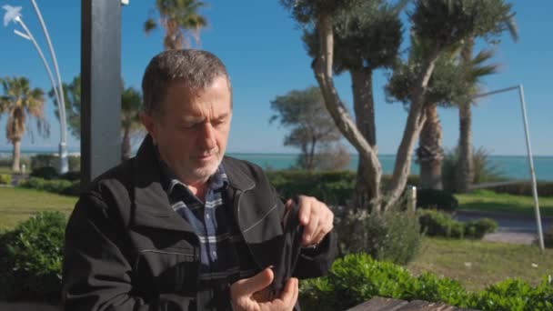 Portrait of senior man reading news with cell phone. — Vídeos de Stock