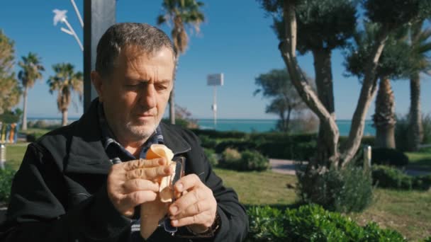 Retrato de hombre mayor limpiando anteojos — Vídeo de stock