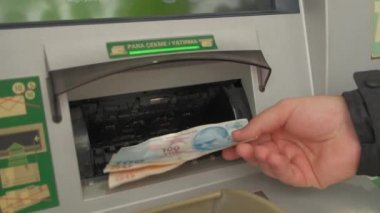 adamın elinde para ile