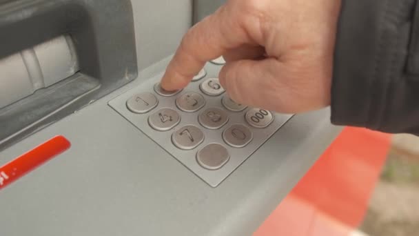 Utilisation de la machine de guichet automatique de rue pour gérer l'argent. — Video