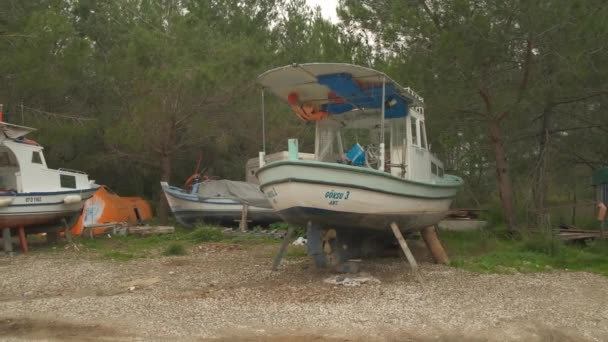 Две старые деревянные лодки — стоковое видео