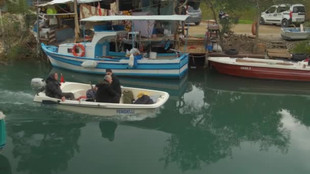 Küçük teknedeki insanlar — Stok video
