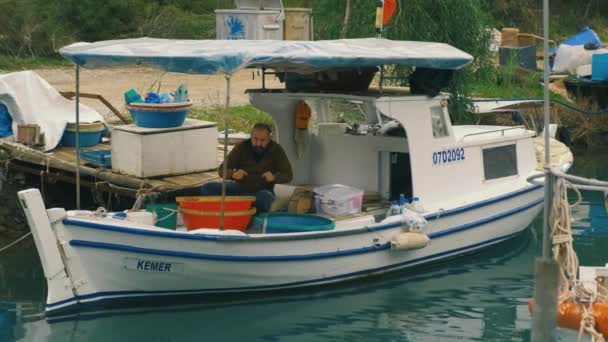 Pescador en barco de pesca blanco — Vídeos de Stock