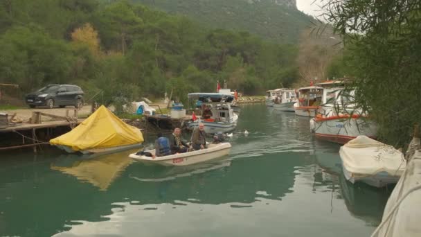 People on the small boat — стокове відео