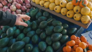 Süpermarkette avokado seçmek.