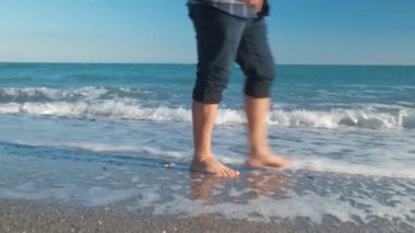 Sahilde yürüyen bir adam