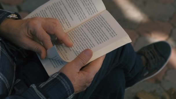 Erwachsener Mann liest Buch — Stockvideo