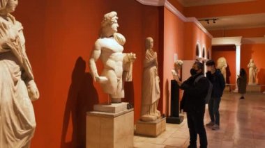 Antika mermer heykellerle dolu bir müze.