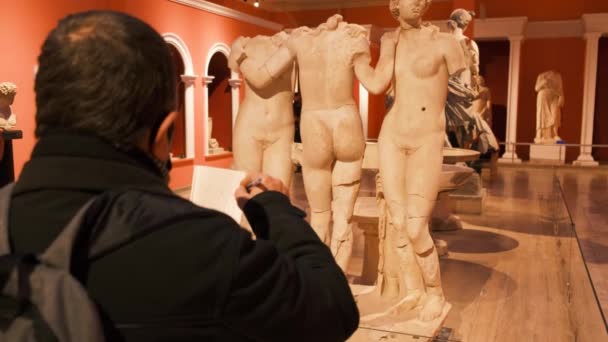 Museo con antiguas esculturas de mármol antiguo — Vídeo de stock