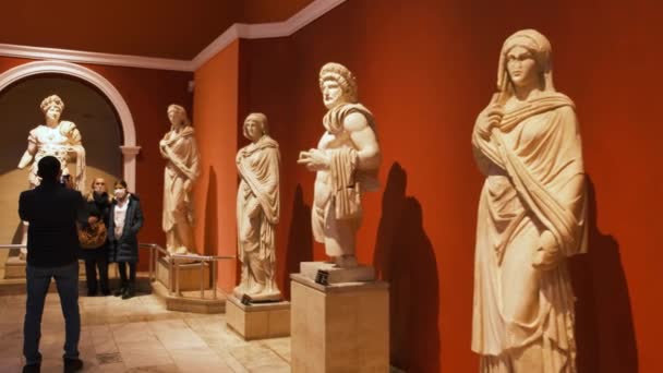 Familia en Museo con estatua antigua — Vídeos de Stock