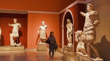 Kadın ve antik heykel