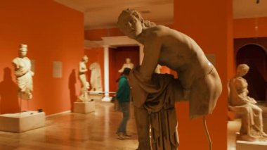 Oturan adamın antik heykeli