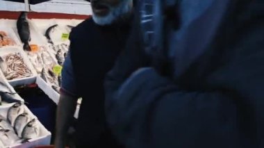 Türk adam taze ançüez balığı satıyor