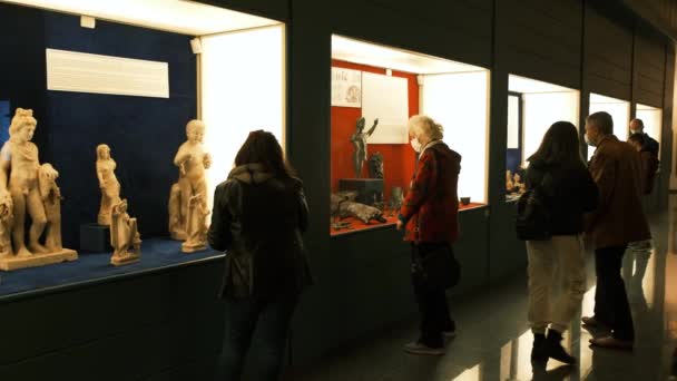 展览中的人和古董雕塑 — 图库视频影像