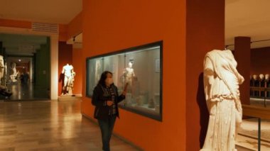 Kadın ve antik heykel