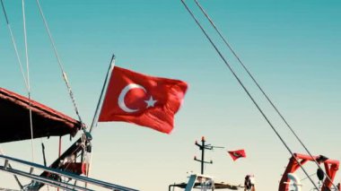 Türk Ulusal Kızıl Bayrağı Dalgalanıyor