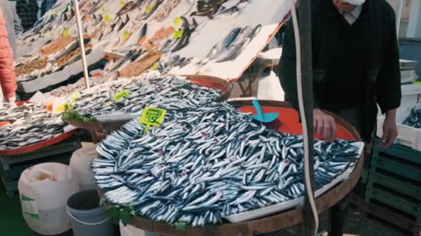 Hombre turco vendiendo anchoas frescas pescado — Vídeos de Stock