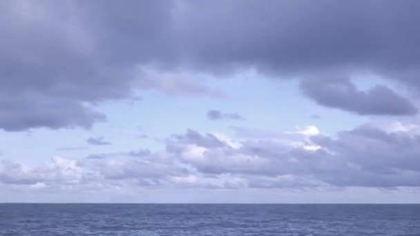 時間の経過とともに青い空に白い雲が動く — ストック動画
