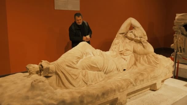 Homme regardant les sculptures antiques — Video