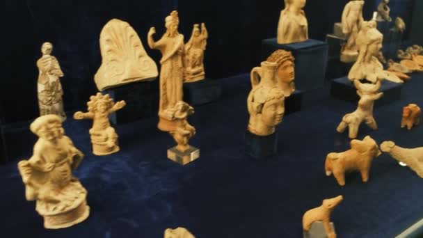 Esculturas antiguas rotas — Vídeo de stock