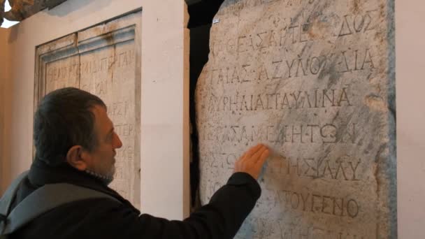 Man läser antik grekiska skript — Stockvideo