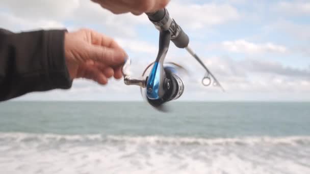 Um pescador com uma vara de pesca — Vídeo de Stock